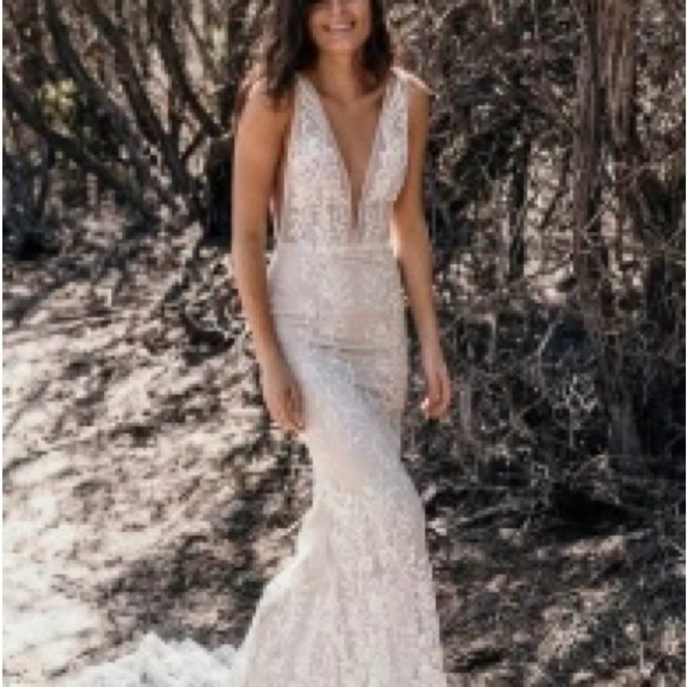 Beautiful, elegant wedding dress.. plunging v neck with a small train